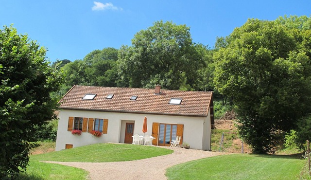 Large individual quiet house near the woods, pedestrian and mountain bike paths