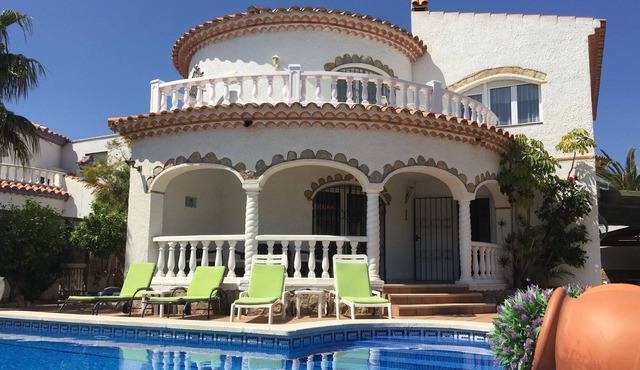 LARGE INDIVIDUAL VILLA WITH PRIVATE POOL, HOT TUB & HIGH SPEED INTERNET