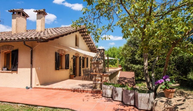 Large isolated farmhouse 10 minutes from Besalú