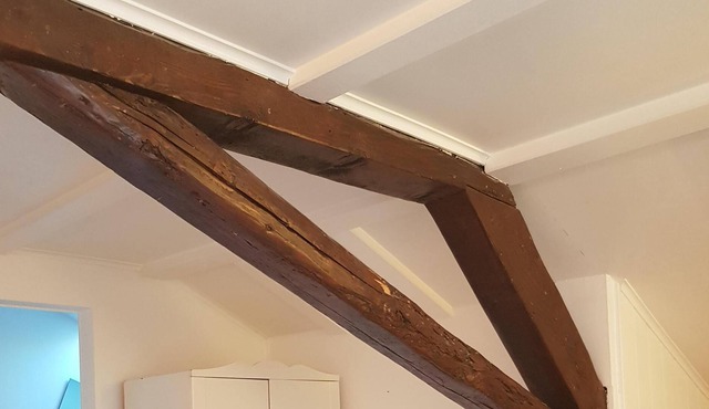 Large Kitchen, 2 Bedroom,Balcony,Storage,3 mins to Train,Shops,Bakery,Restaurant