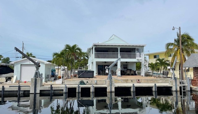 Large Keys Home in Heart of Tavernier with 50 ft of deep water dock.
