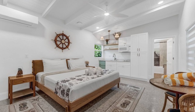 Large King Bedroom in the heart of Sanibel