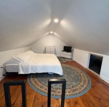 Large King Suite Completely Private Space Stay close enough to Newport without the Noise