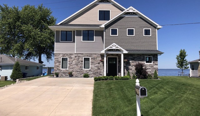Large Lake House - 4 Bedroom - EAA Oshkosh