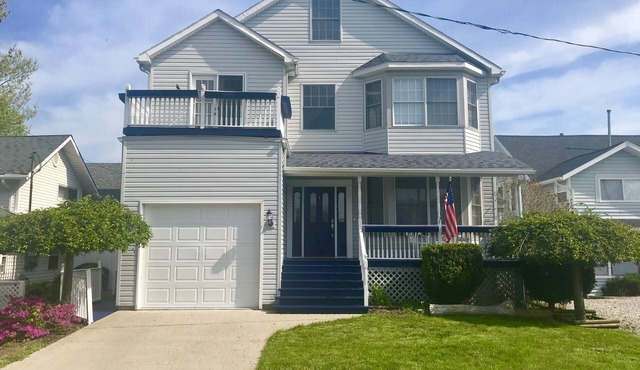 Large Lake House - Just Steps Away From The Beach in Private Community