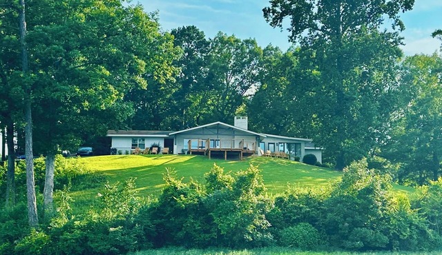 Large Lake House Sleeps 18+ on Lake Jordan 4 Bedroom 3 Bathroom, Boat Dock, Deck
