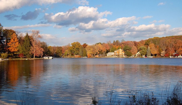 Large Lake House Property Your Family And Friends Will Love Staying At!