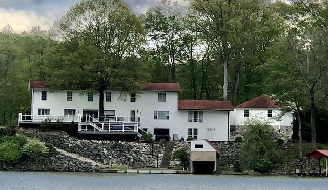 LARGE LAKE HOUSE with HOT TUB and GAME ROOM
