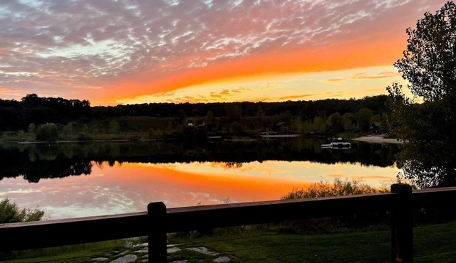 Large lakefront Cabin w/year-round activities & enough beds for everyone!