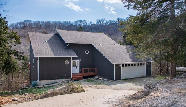 Large Lakefront Home On Beaver Lake - Sleeps 15