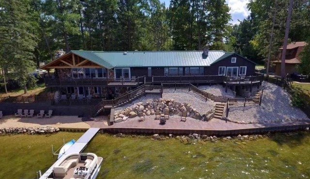 Large lakefront house with indoor pool & hot tub!