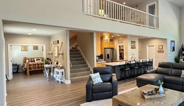 Large Lakefront Paradise, 4000+ Sq Feet, Hot Tub