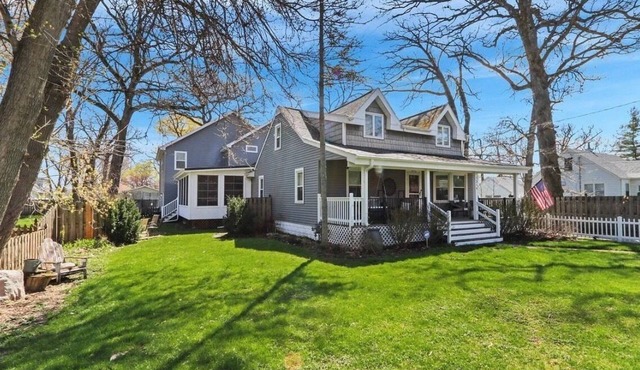 Large Lakehouse with hot tub. walk to public beach in Twin Lakes WI