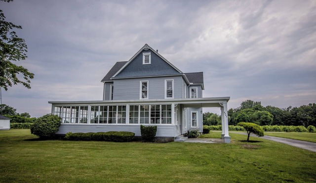 Large Lakeside Farmhouse Vineyard Escape in the heart of wine country!