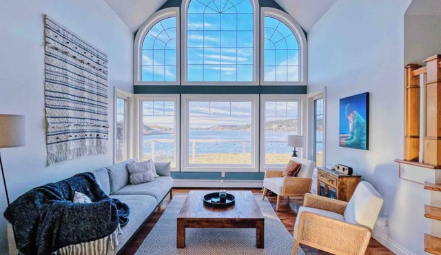 Large Lawrencetown lakefront cottage