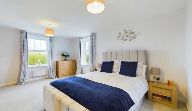 Large, light and airy room with kingsize bed & lovely views of the countryside.