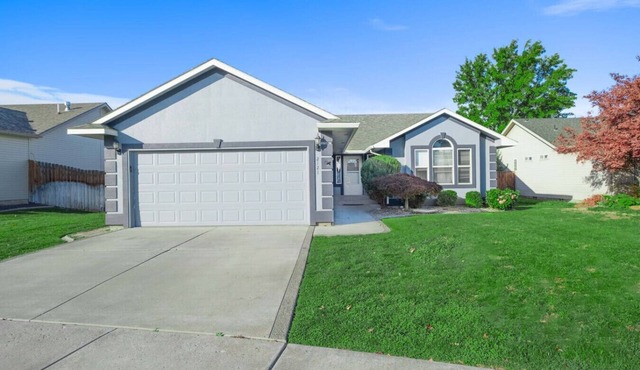 Large Living Space, Private Garage & Yard #2121