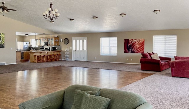 Large Lodge in Lava Hot Springs, Idaho 8 bedrooms sleeps 35