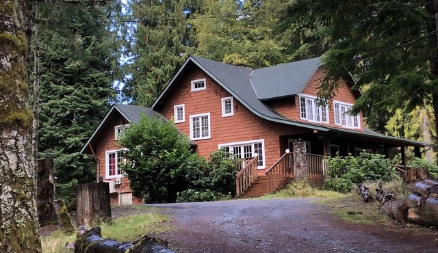 Large Lodge Near Nisqually Entrance, Sleeps 18