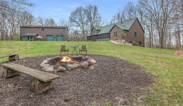 Large LODGE Sleeps 20 Game Rm HOT TUB Golf nearby Pontoon poker rm