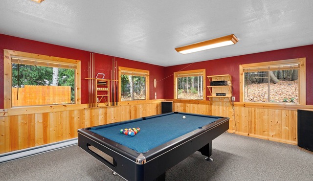 Large Lodge with 2 Gamerooms for Twice the Fun