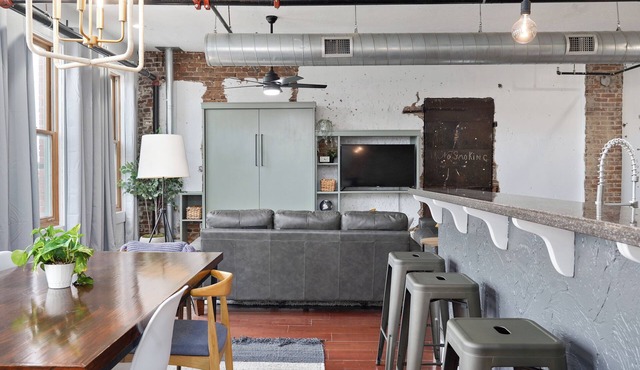 Large loft apartment with Wifi and AC in Springfield