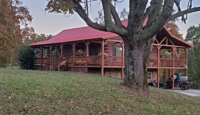 Large Log Cabin Minutes From Lake Barkley and Land Between the Lakes Cadiz, KY