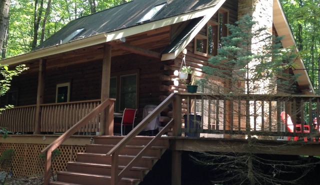 Large Log Cabin on 3 wooded acres Seven Springs Resort/Hidden Valley/Champion