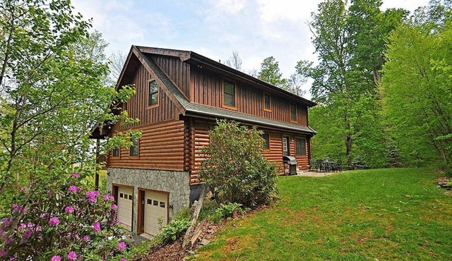 Large Log Cabin ON APP SKIMTN, HotTub, Pool Table, Kayaks, LOCATION! 100+reviews