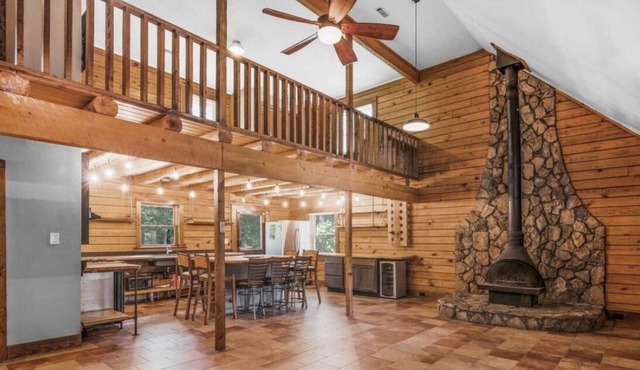 Large Log cabin with hot tub, game room near Atlanta airport