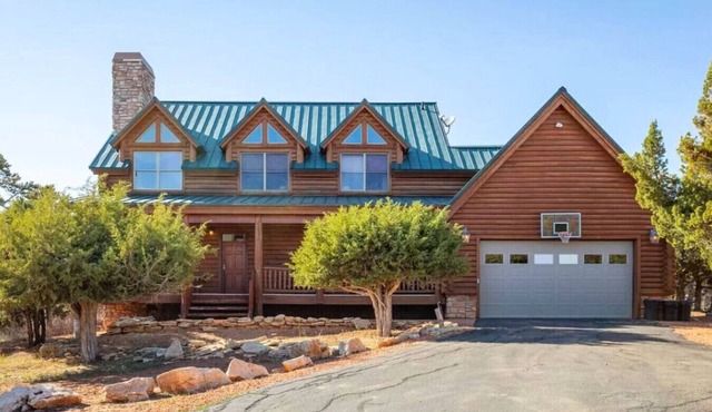 Large Log Home Near Zion