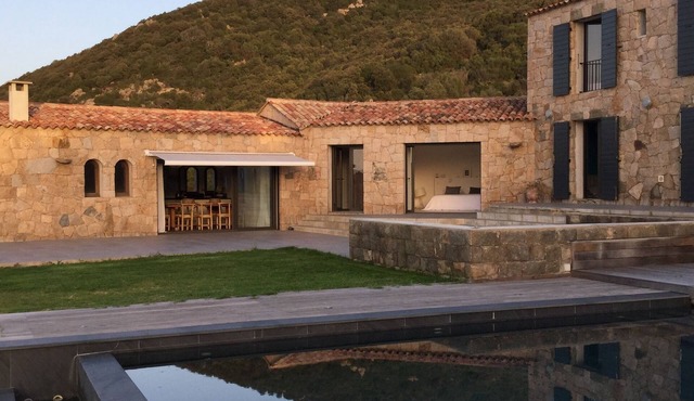 Large luxury villa with swimming pool, exceptional view of the gulf