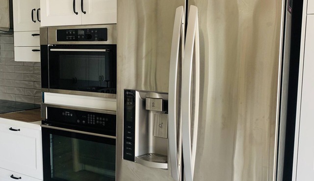 Large, Luxurious, and Spacious Year-Round Lakefront Cottage (4 Bedroom)