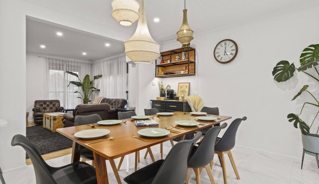 Large luxurious home - 5min to Airport, 16min to City