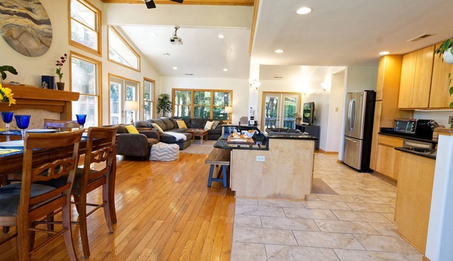 Large luxurious house with private 4-acre park 15 min to downtown Asheville