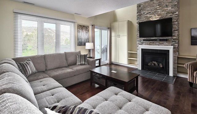 Large luxurious upper floor condo in Sierra Lane