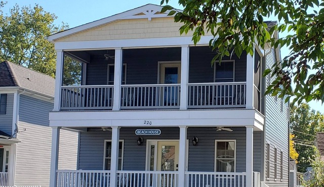 Large Luxury 4 bed/3 bath Beach House-2 Blocks to beach, 1 Block to Bay