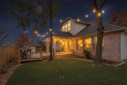 Large Luxury 4-BR Home EPIC GameRoom! Lighted Deck & Grill!