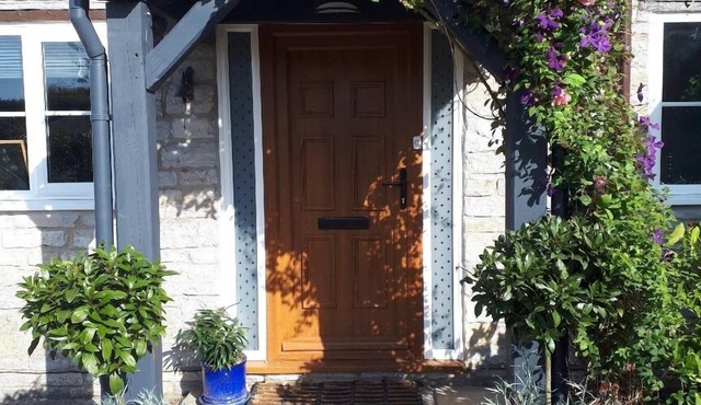 Large Luxury 5* House, with hot tub, 2 mins 2 pub, BBQ, Badminton, Splash Pool.