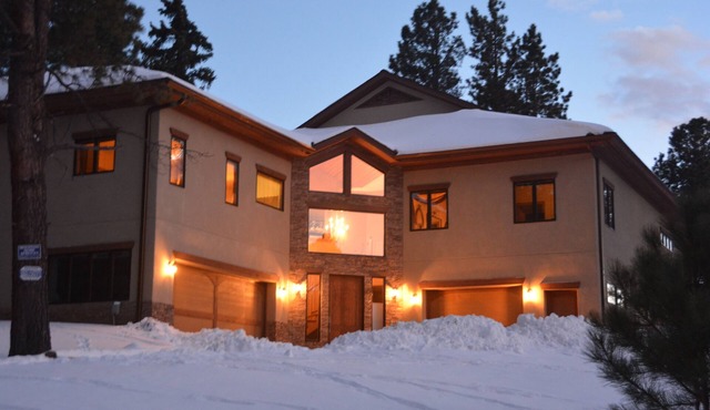 Large, luxury cabin, sleeps 19 with a gourmet kitchen, hot tub & fire pit