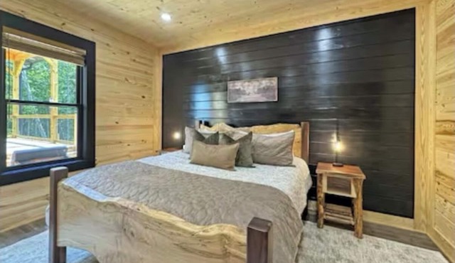 Large Luxury Cabin Hot Tub, Fireplaces, Game Room, & Views.