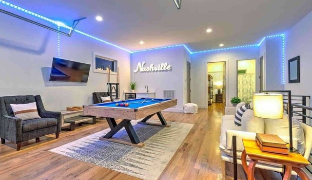 Large Luxury Home 13 Beds Pool Table Rooftop!