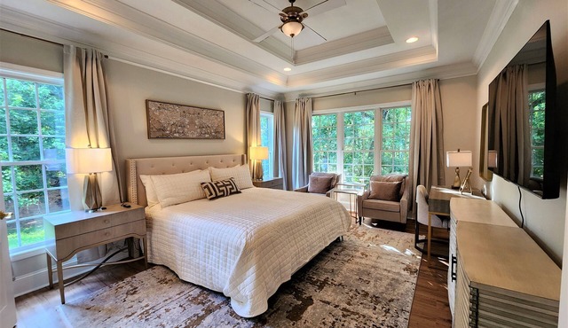 Large Luxury Home- 4 KING Bdr+ 2 Bdr Awesome Entertaining Rm for 12- UGA 4 miles