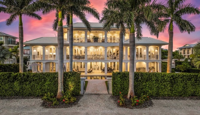 Large Luxury home nestled in Boca Grande | Private Pool | Elevator | Sleeps 14