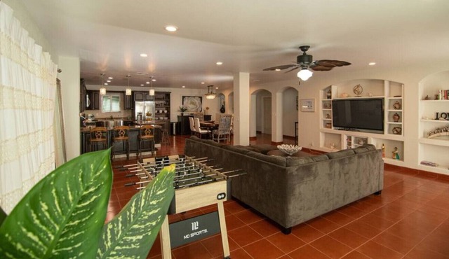 Large Luxury Home, Ocean View & Private Jacuzzi