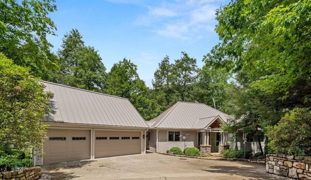 Large Luxury Home w/Hot Tub & Game Room with access to Rumbling Bald Resort