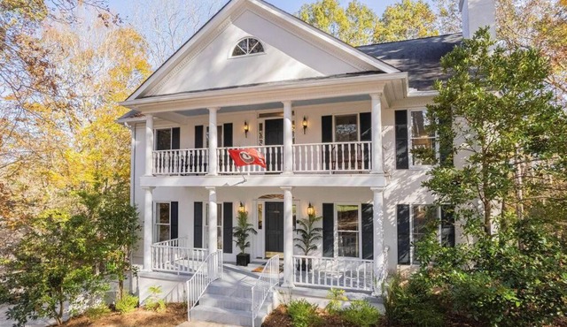 Large Luxury House, King Beds and More, Hot Tub, Theater, Fireplace, Game Room, Ping-pong, Pool Table, Air Hockey, Arcade, River, Big Kitchen, Nice Porch, Quiet, Good for Families and Large Groups, Near UGA Golf Course, Close to UGA & Stanford Stadium