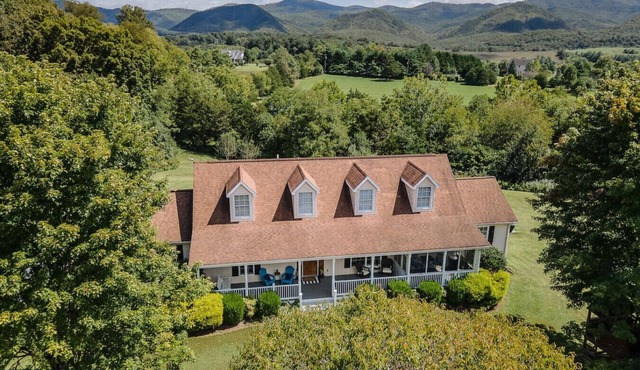Large Luxury Mountain Home: Hot Tub~Fire-pit~Wi-Fi