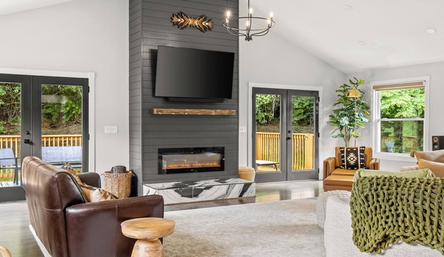 Large Luxury Oasis - Minutes from Airport, Downtown, Opry, Lake - 8 beds, 3 Bath