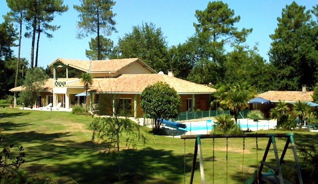 Large luxury villa in the middle of the forest, heated swimming pool, quiet garden.